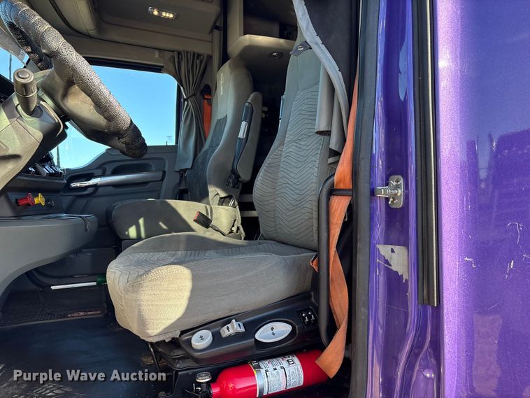 image for item EF6183 2019 Kenworth T680 semi truck