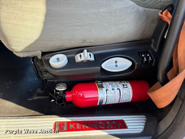 image for item EF6183 2019 Kenworth T680 semi truck