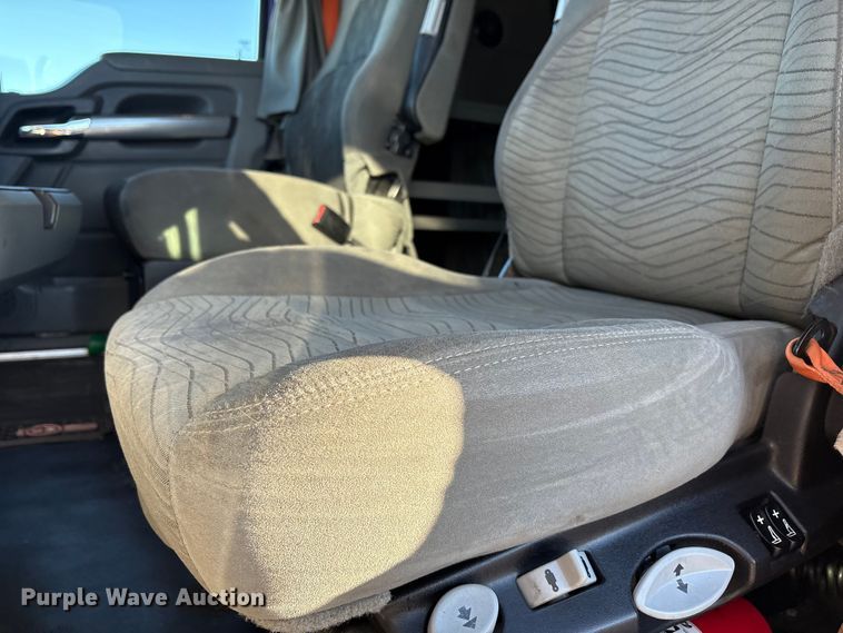 image for item EF6183 2019 Kenworth T680 semi truck