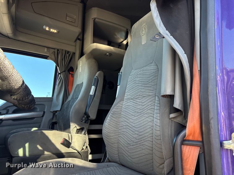 image for item EF6183 2019 Kenworth T680 semi truck