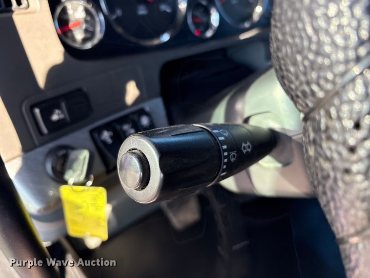 image for item EF6183 2019 Kenworth T680 semi truck