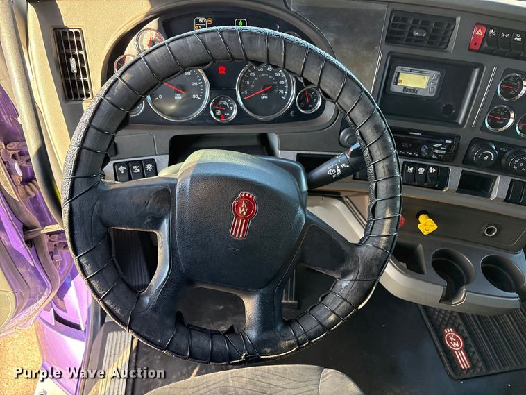 image for item EF6183 2019 Kenworth T680 semi truck