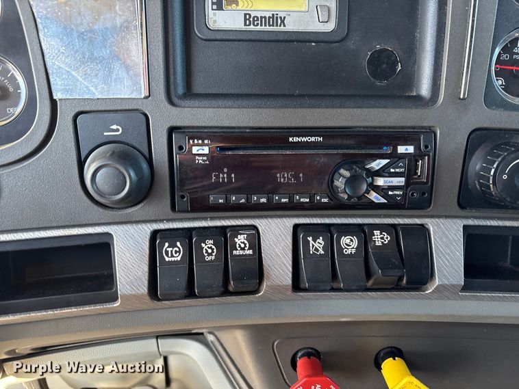 image for item EF6183 2019 Kenworth T680 semi truck