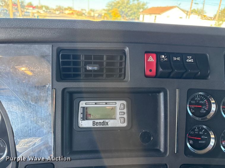 image for item EF6183 2019 Kenworth T680 semi truck