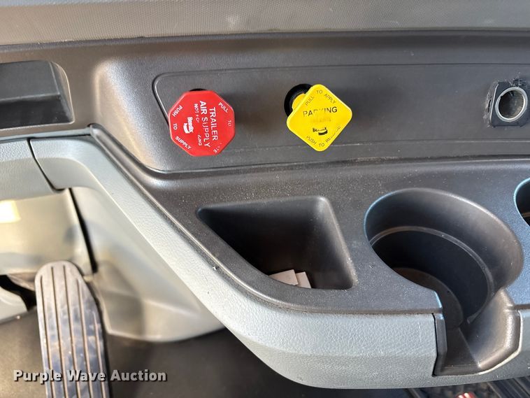 image for item EF6183 2019 Kenworth T680 semi truck