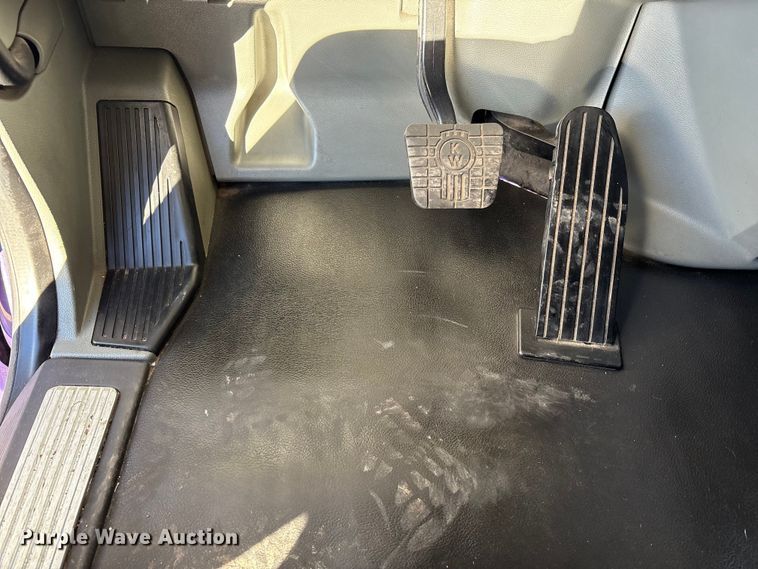 image for item EF6183 2019 Kenworth T680 semi truck