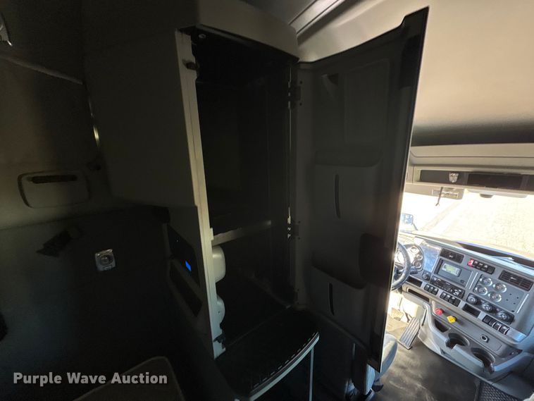image for item EF6183 2019 Kenworth T680 semi truck