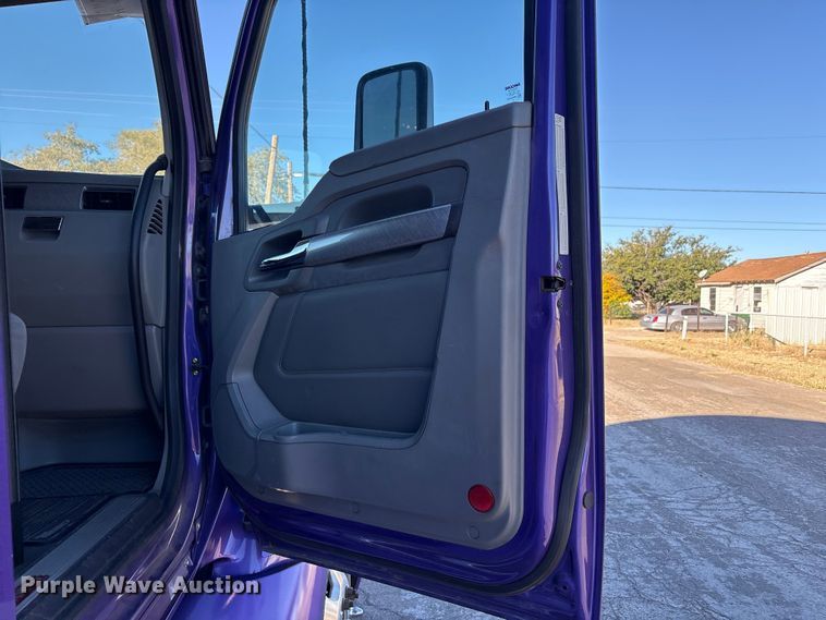 image for item EF6183 2019 Kenworth T680 semi truck