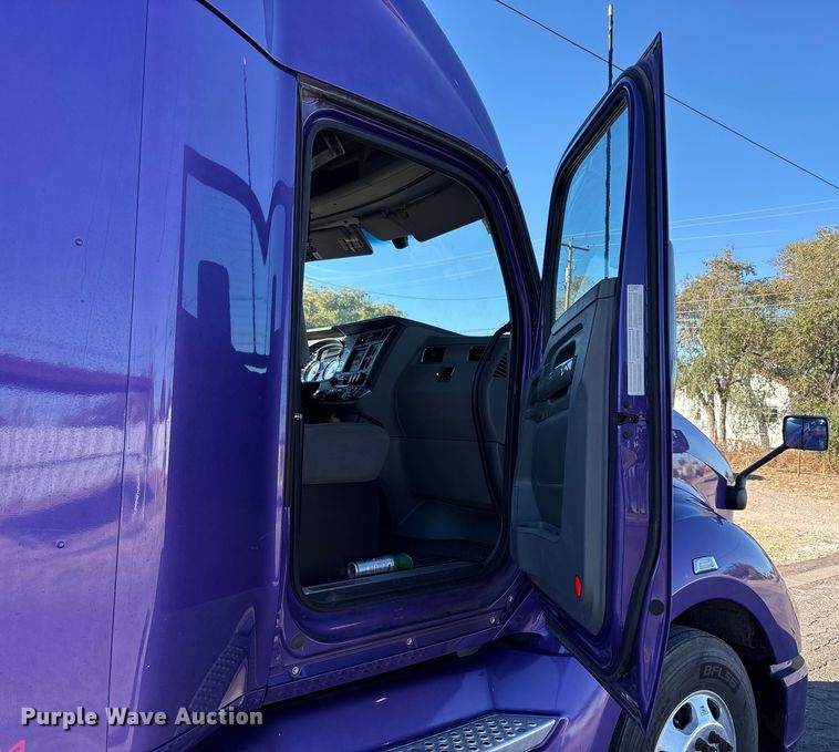 image for item EF6183 2019 Kenworth T680 semi truck