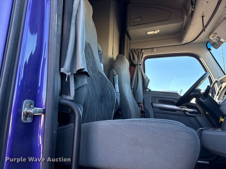 image for item EF6183 2019 Kenworth T680 semi truck