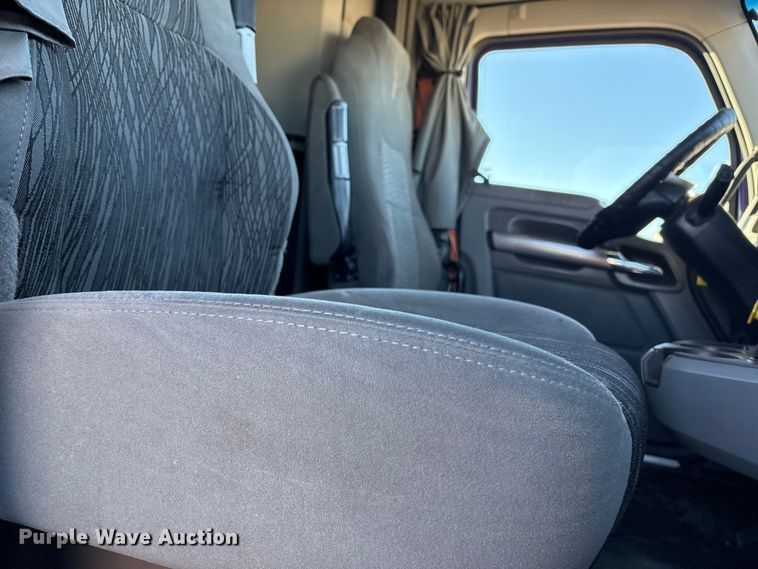 image for item EF6183 2019 Kenworth T680 semi truck