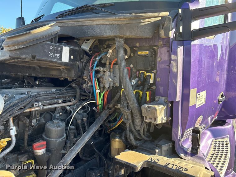 image for item EF6183 2019 Kenworth T680 semi truck