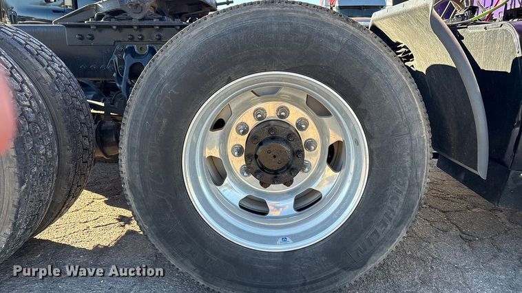 image for item EF6183 2019 Kenworth T680 semi truck