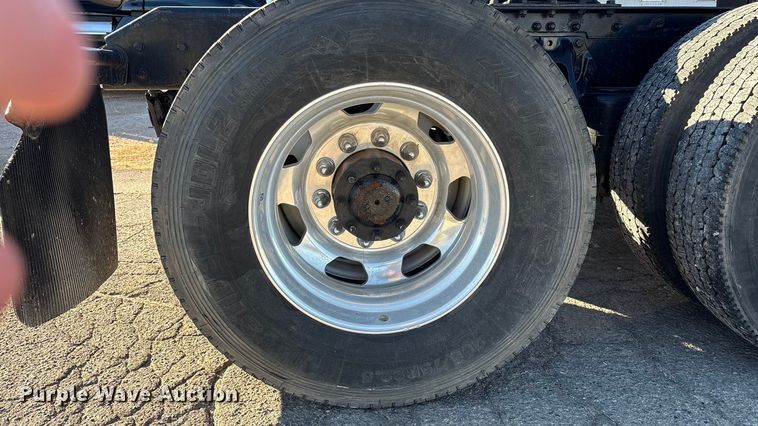 image for item EF6183 2019 Kenworth T680 semi truck