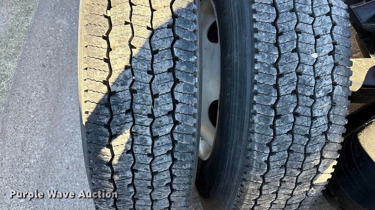 image for item EF6183 2019 Kenworth T680 semi truck