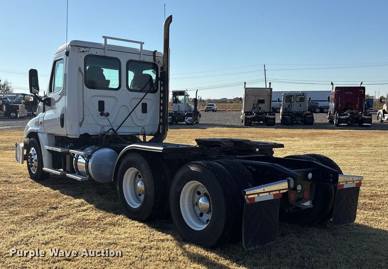 image for item EF6188 2015 Freightliner Cascadia 125 semi truck