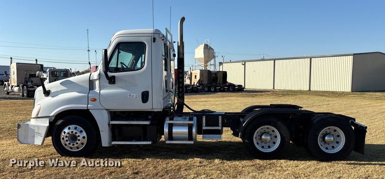 image for item EF6188 2015 Freightliner Cascadia 125 semi truck