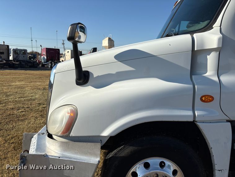 image for item EF6188 2015 Freightliner Cascadia 125 semi truck