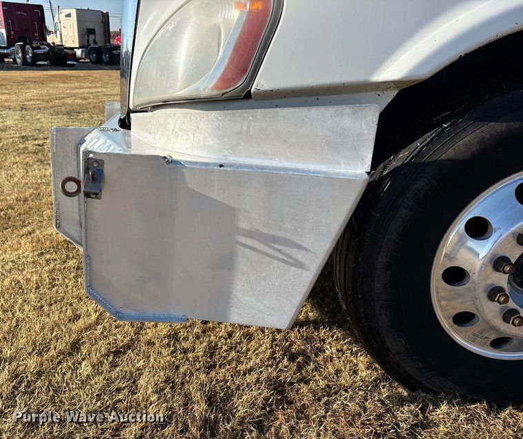 image for item EF6188 2015 Freightliner Cascadia 125 semi truck