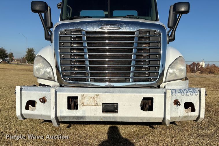 image for item EF6188 2015 Freightliner Cascadia 125 semi truck