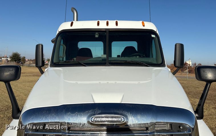 image for item EF6188 2015 Freightliner Cascadia 125 semi truck