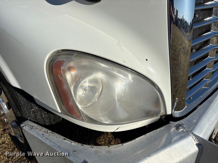 image for item EF6188 2015 Freightliner Cascadia 125 semi truck