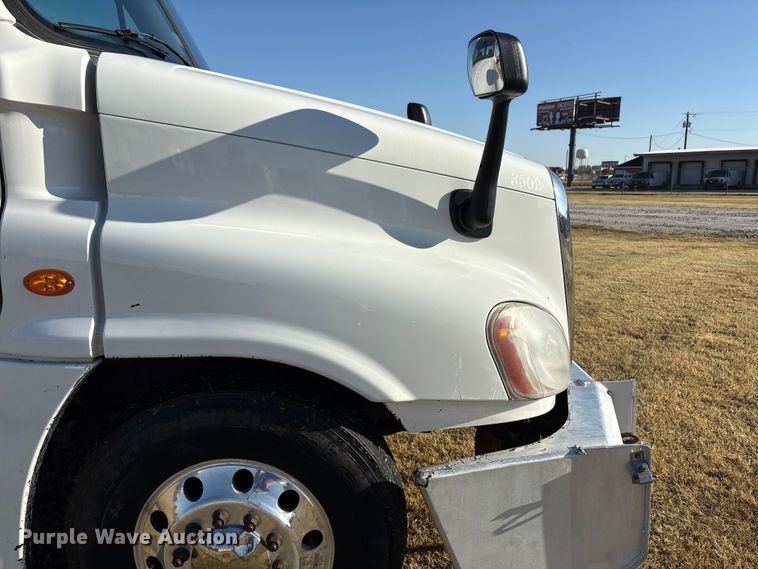 image for item EF6188 2015 Freightliner Cascadia 125 semi truck