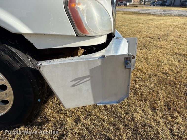 image for item EF6188 2015 Freightliner Cascadia 125 semi truck