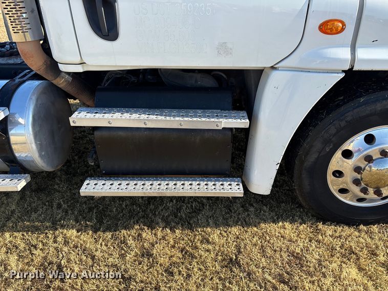 image for item EF6188 2015 Freightliner Cascadia 125 semi truck