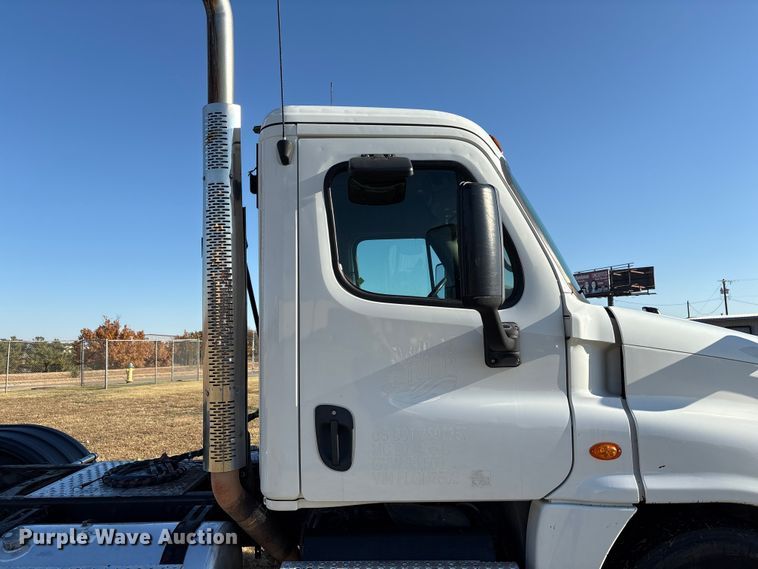 image for item EF6188 2015 Freightliner Cascadia 125 semi truck