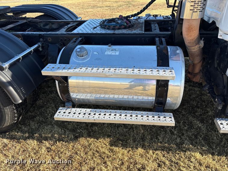 image for item EF6188 2015 Freightliner Cascadia 125 semi truck