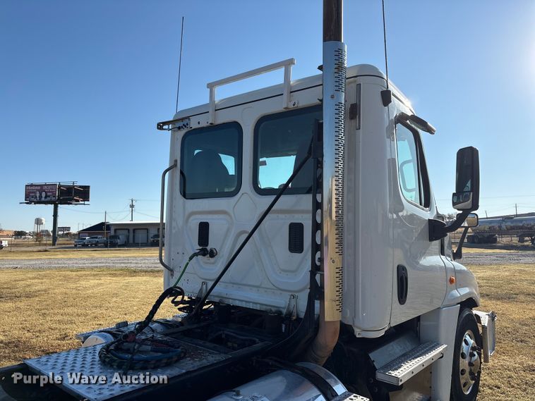 image for item EF6188 2015 Freightliner Cascadia 125 semi truck