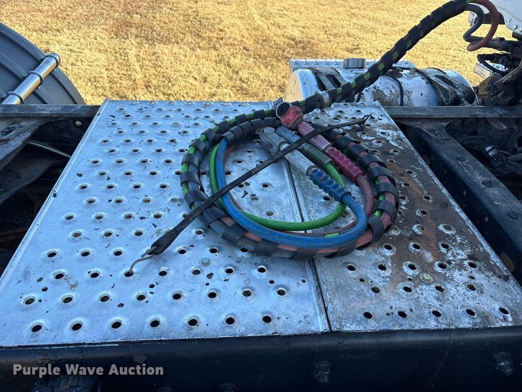 image for item EF6188 2015 Freightliner Cascadia 125 semi truck