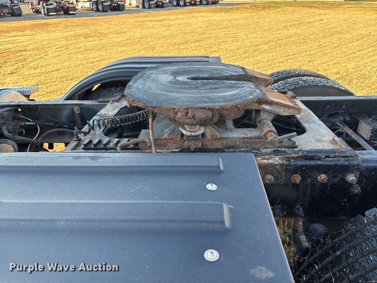 image for item EF6188 2015 Freightliner Cascadia 125 semi truck