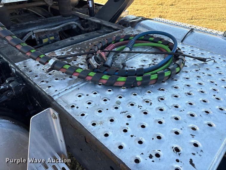 image for item EF6188 2015 Freightliner Cascadia 125 semi truck