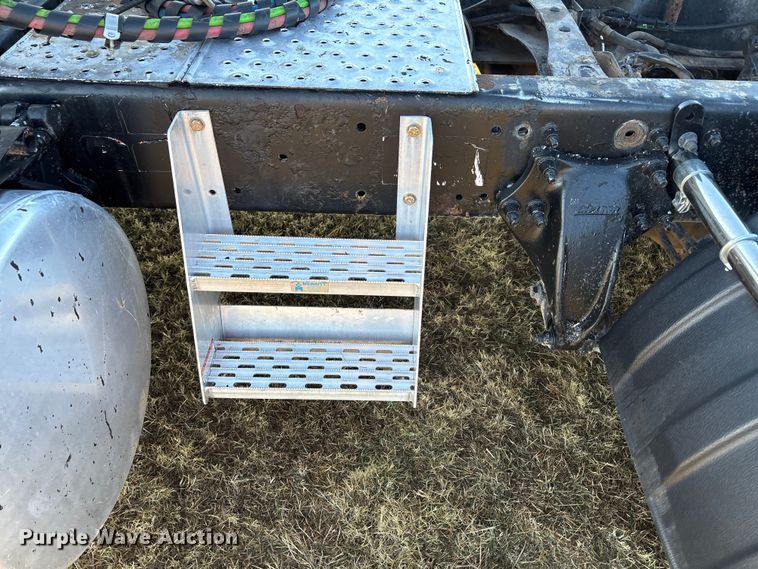 image for item EF6188 2015 Freightliner Cascadia 125 semi truck