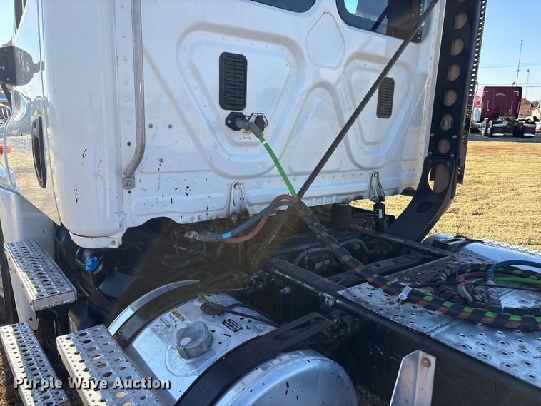 image for item EF6188 2015 Freightliner Cascadia 125 semi truck