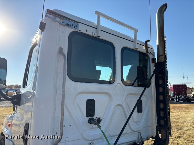 image for item EF6188 2015 Freightliner Cascadia 125 semi truck