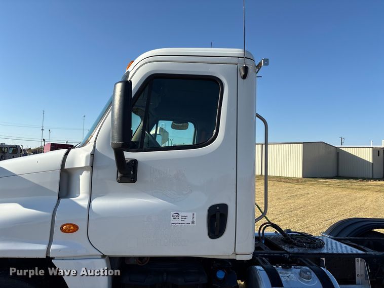 image for item EF6188 2015 Freightliner Cascadia 125 semi truck