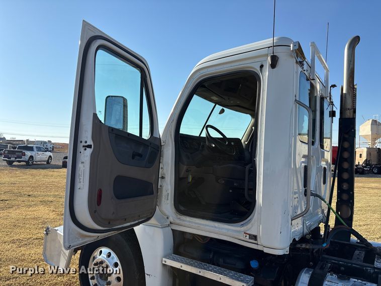 image for item EF6188 2015 Freightliner Cascadia 125 semi truck