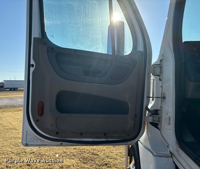 image for item EF6188 2015 Freightliner Cascadia 125 semi truck