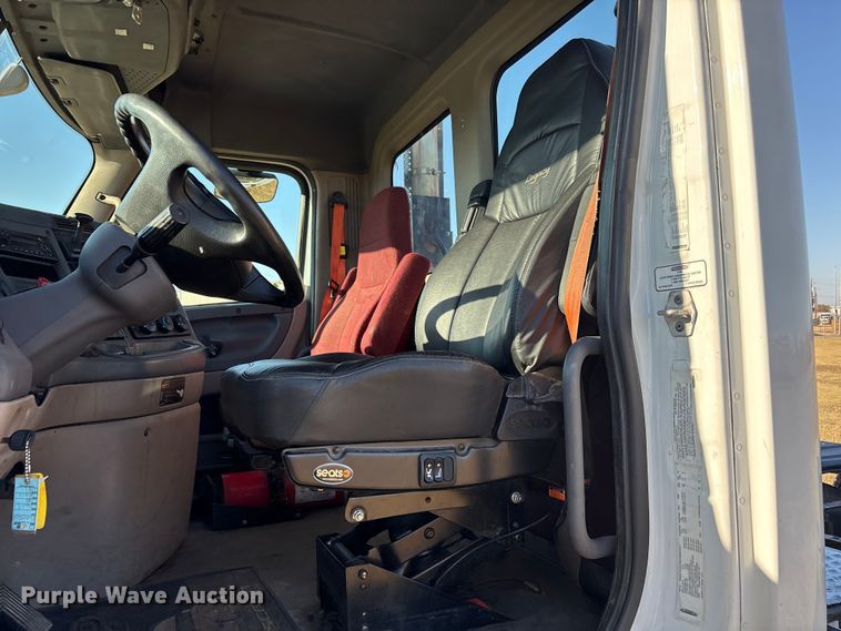 image for item EF6188 2015 Freightliner Cascadia 125 semi truck