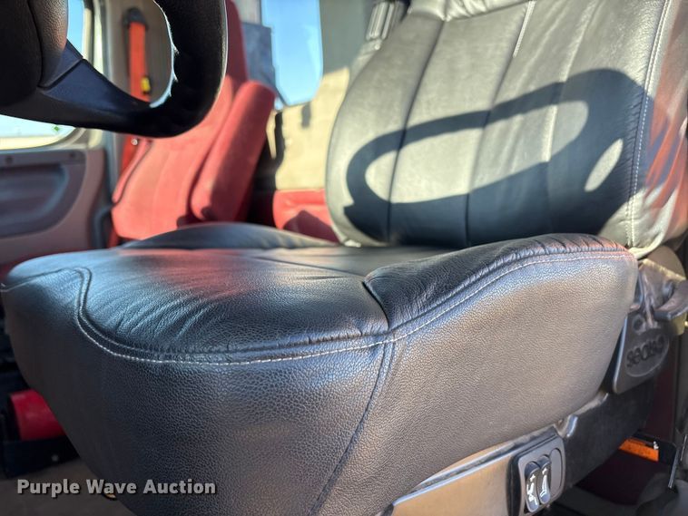 image for item EF6188 2015 Freightliner Cascadia 125 semi truck