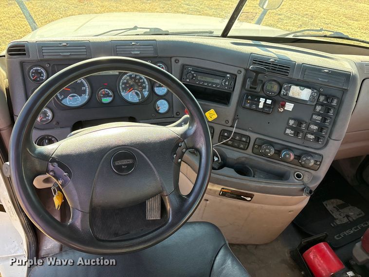 image for item EF6188 2015 Freightliner Cascadia 125 semi truck