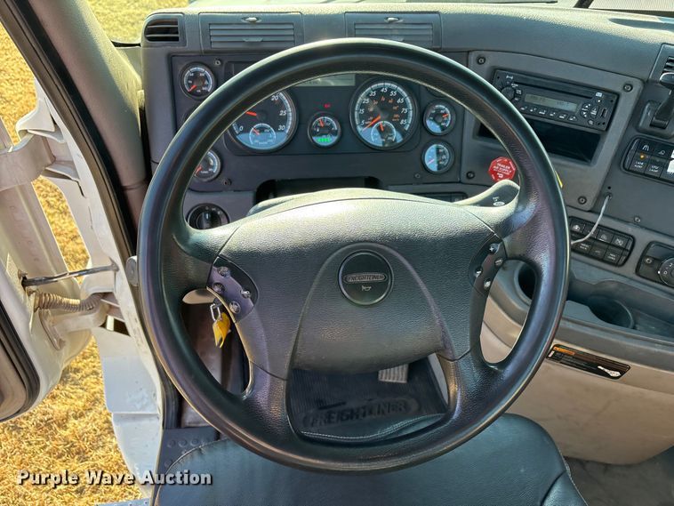 image for item EF6188 2015 Freightliner Cascadia 125 semi truck