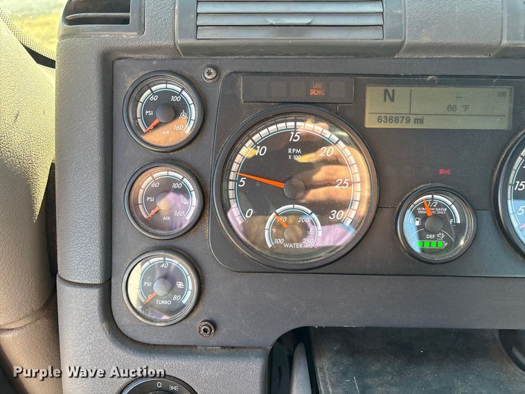 image for item EF6188 2015 Freightliner Cascadia 125 semi truck