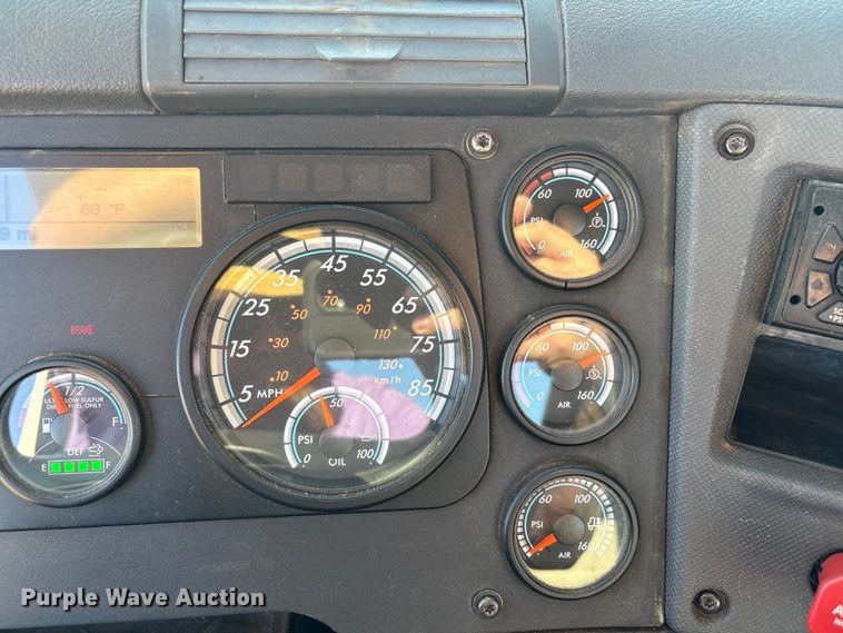 image for item EF6188 2015 Freightliner Cascadia 125 semi truck