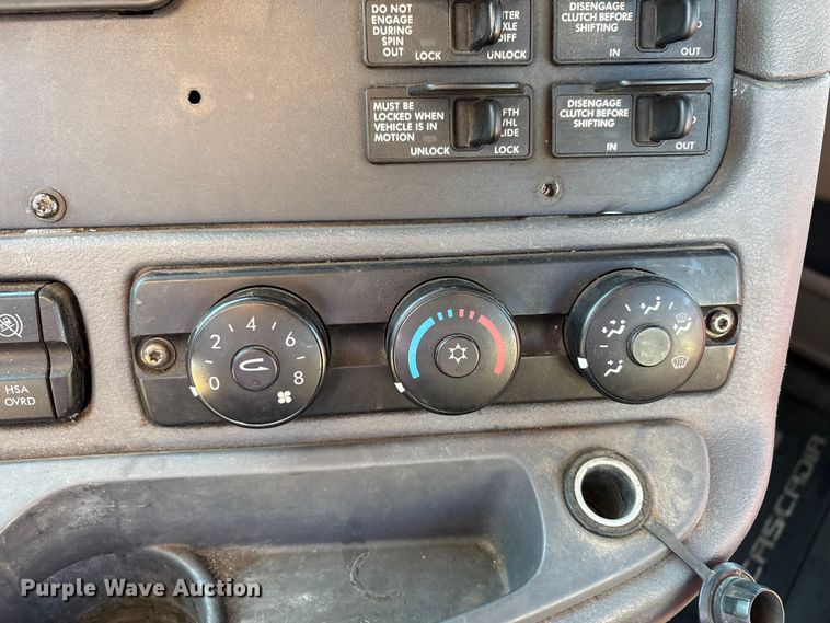 image for item EF6188 2015 Freightliner Cascadia 125 semi truck