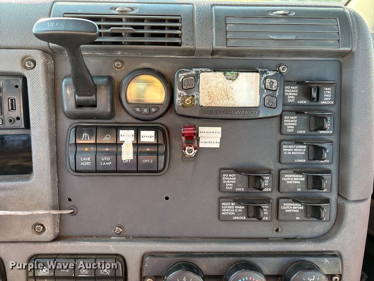 image for item EF6188 2015 Freightliner Cascadia 125 semi truck