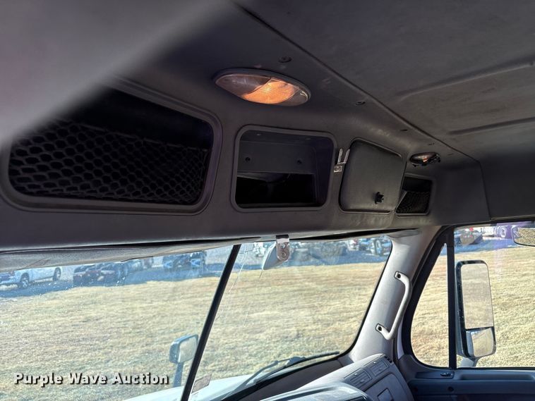 image for item EF6188 2015 Freightliner Cascadia 125 semi truck